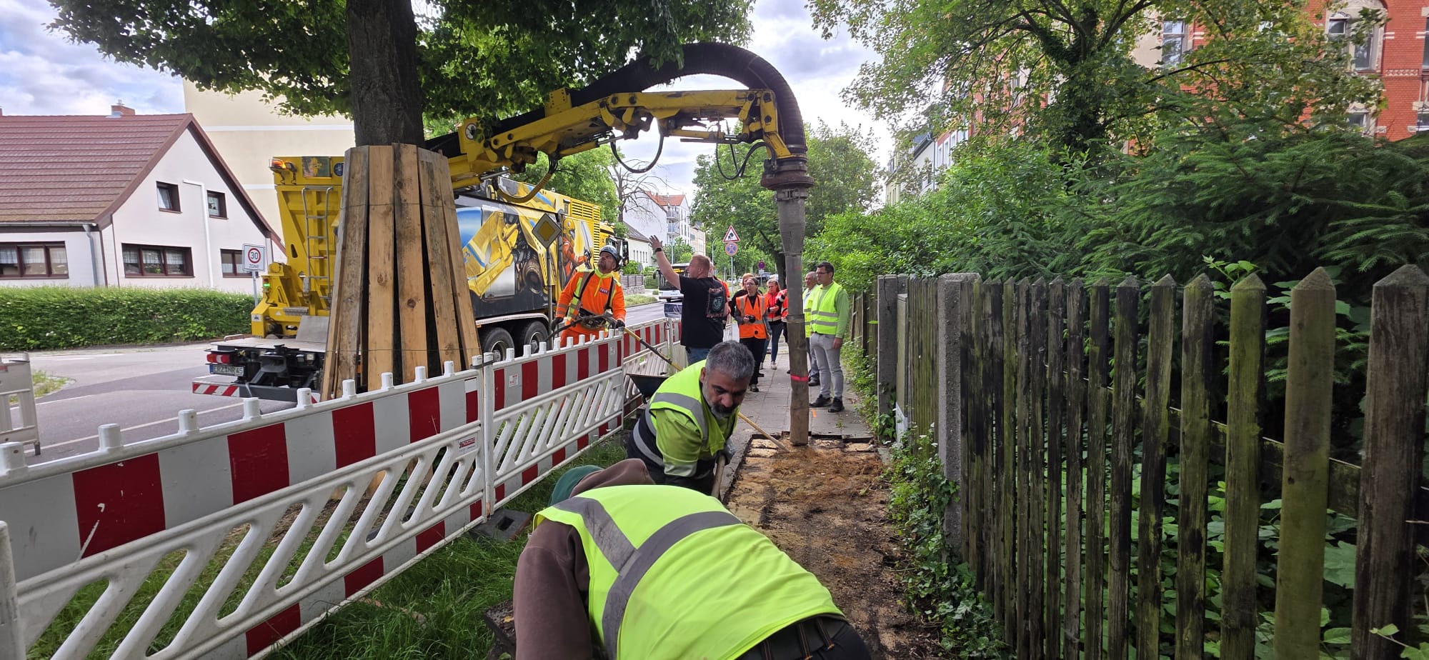 Saugbagger im Einsatz an einer innerstädtischen Baustelle