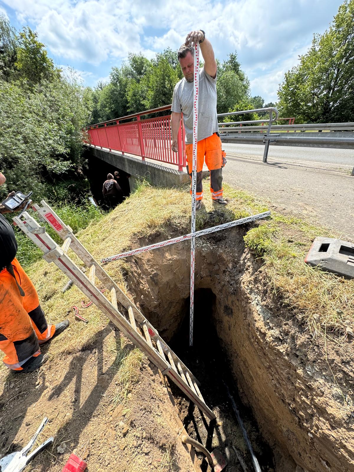 Aufmaß einer Leitungsquerung neben einem Brückenbauwerk