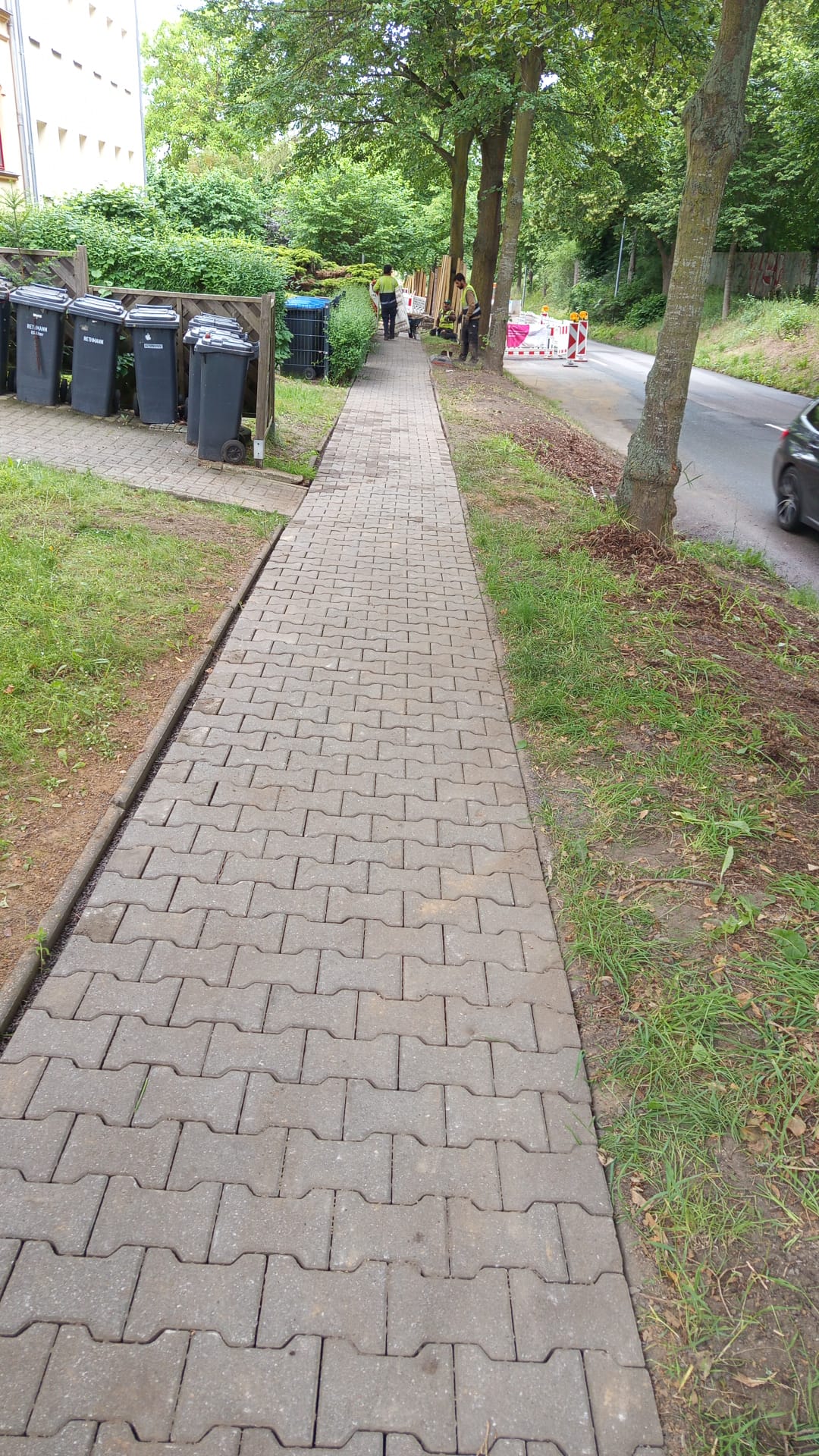 Wiederhergestellter Pflastergehweg nach Abschluss der Tiefbauarbeiten